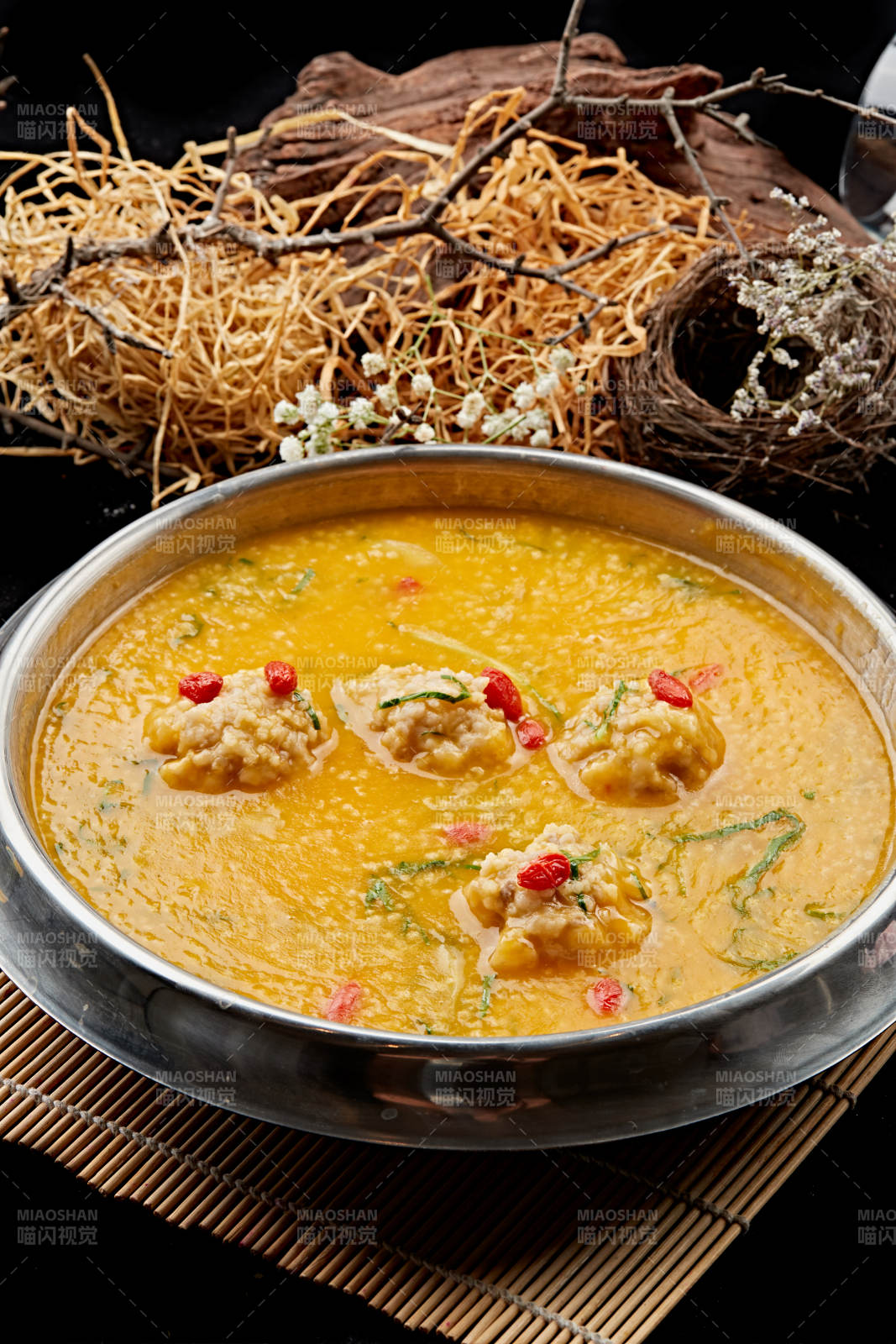 锅仔金米枸杞狮子头图片