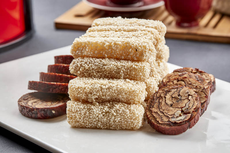 油炸麻仁红薯配枣夹核桃图片