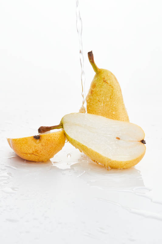 白色背景上摆放的新鲜水嫩香梨图片