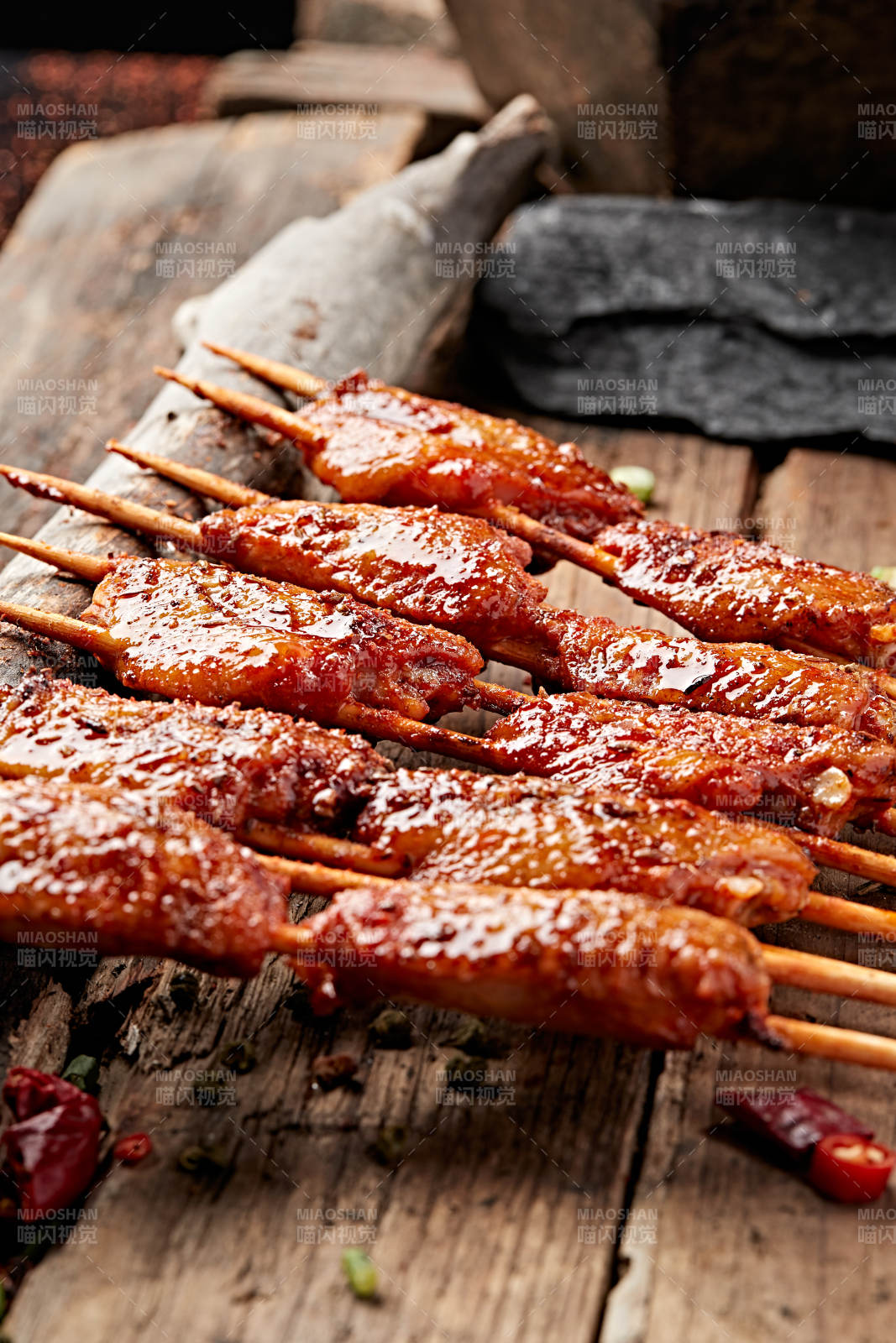 炭烤奥尔良口味鸡翅中图片