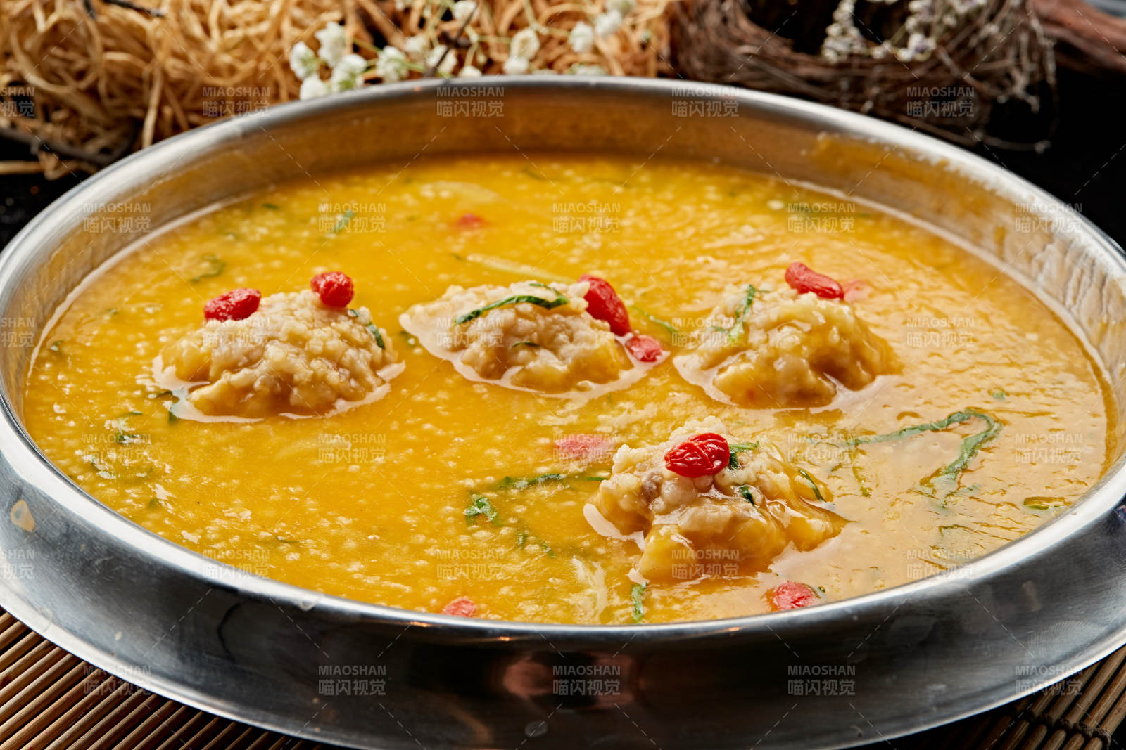 锅仔金米枸杞狮子头图片