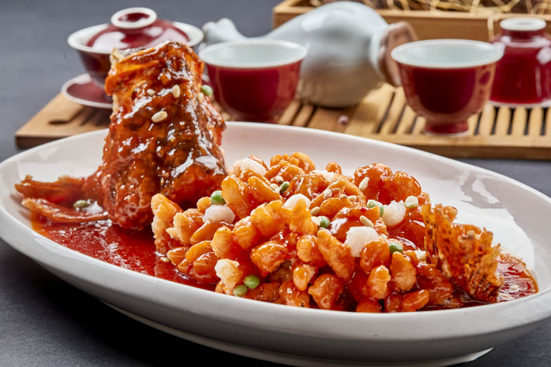 白色瓷盘装的红烧松鼠桂鱼图片