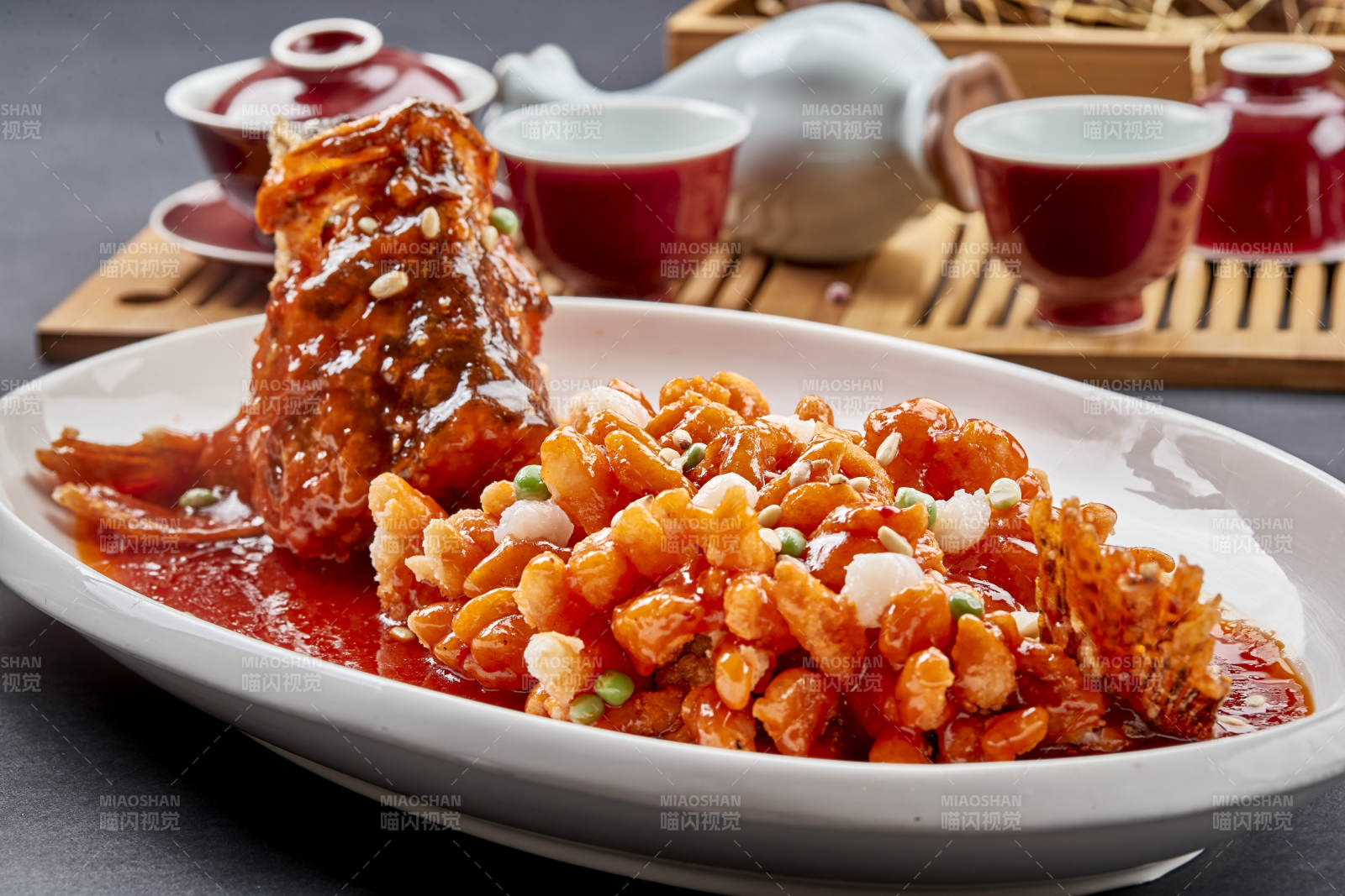白色瓷盘装的红烧松鼠桂鱼图片