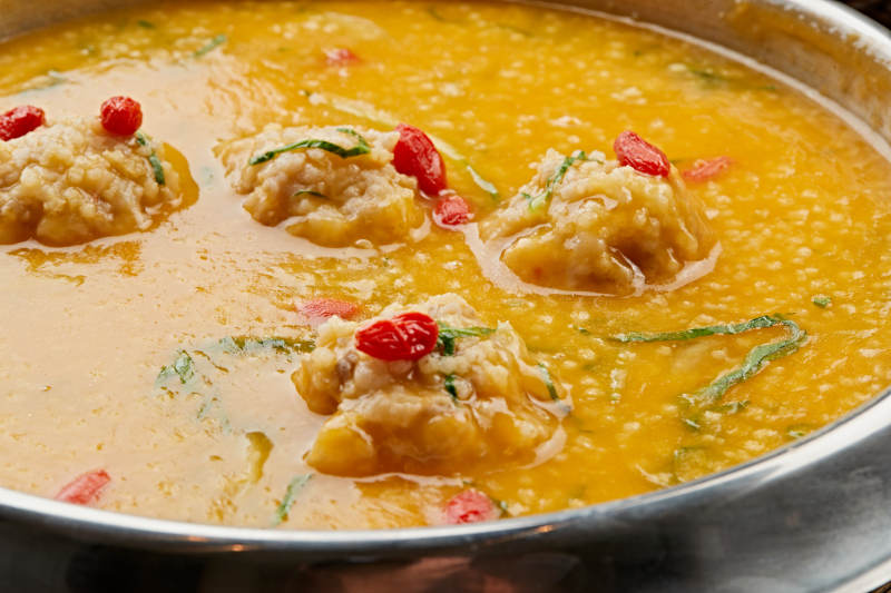 锅仔金米枸杞狮子头图片