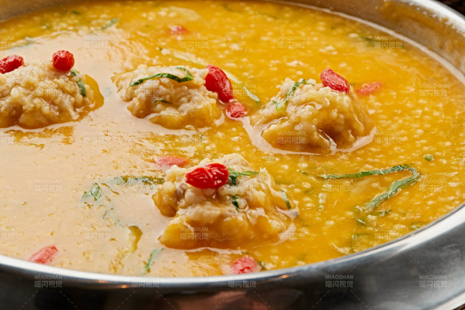 锅仔金米枸杞狮子头图片