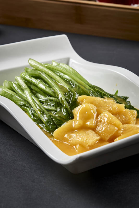 白色瓷盘装的浓汤竹荪烧菜心图片