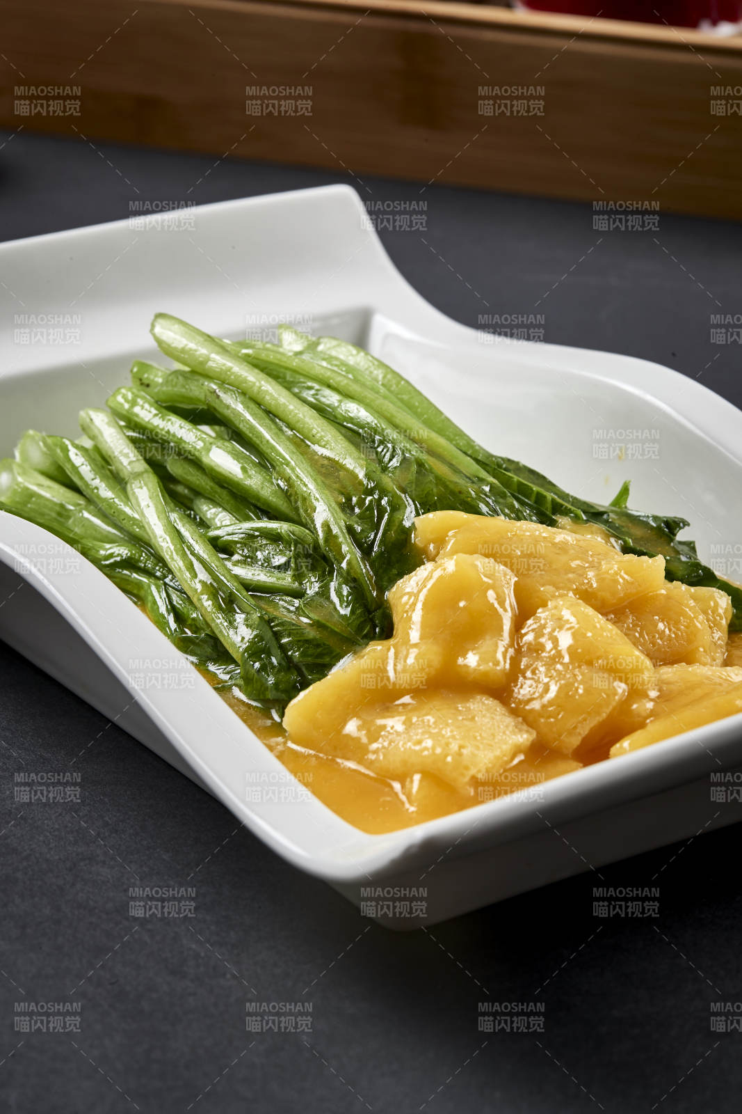 白色瓷盘装的浓汤竹荪烧菜心图片