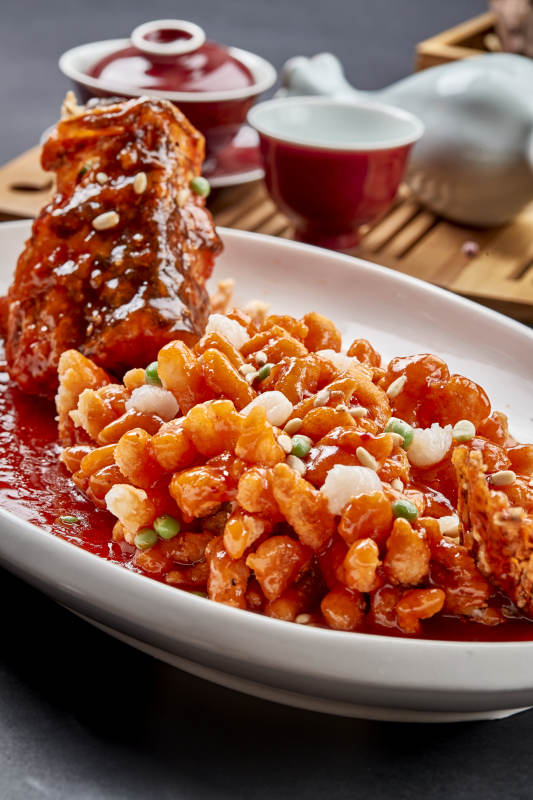 白色瓷盘装的红烧松鼠桂鱼图片