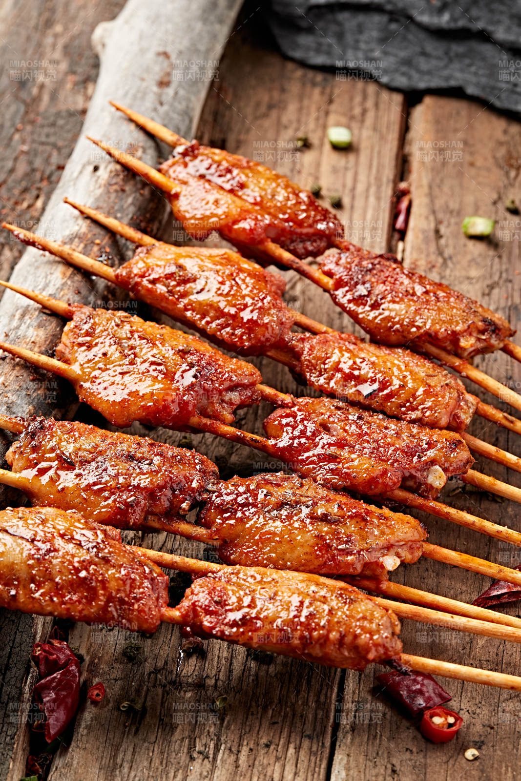 炭烤奥尔良口味鸡翅中图片
