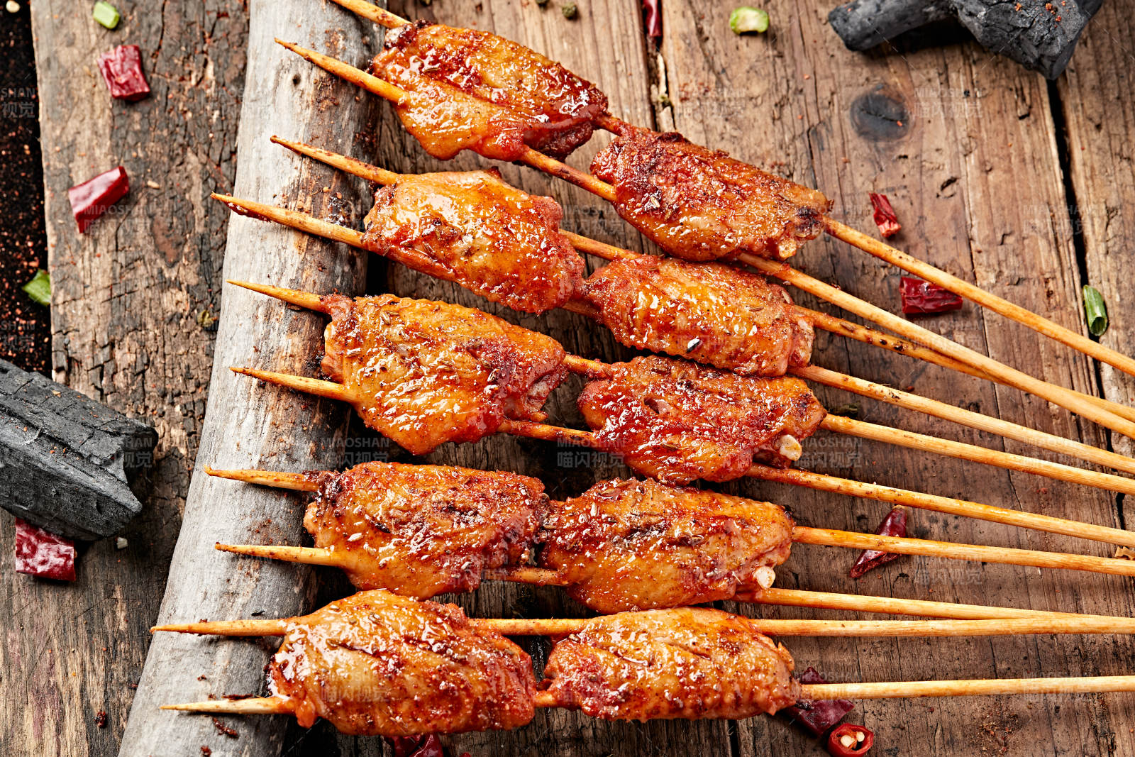 炭烤奥尔良口味鸡翅中图片