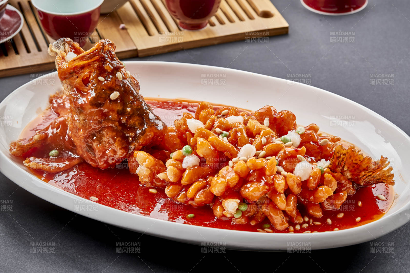 白色瓷盘装的红烧松鼠桂鱼图片