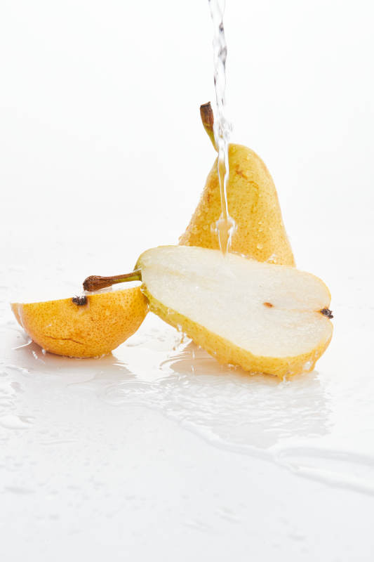 白色背景上摆放的新鲜水嫩香梨图片