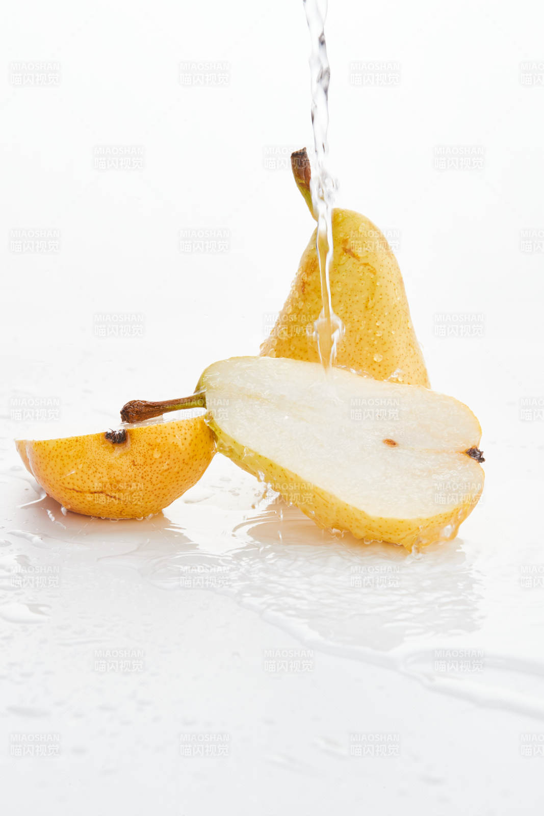 白色背景上摆放的新鲜水嫩香梨图片