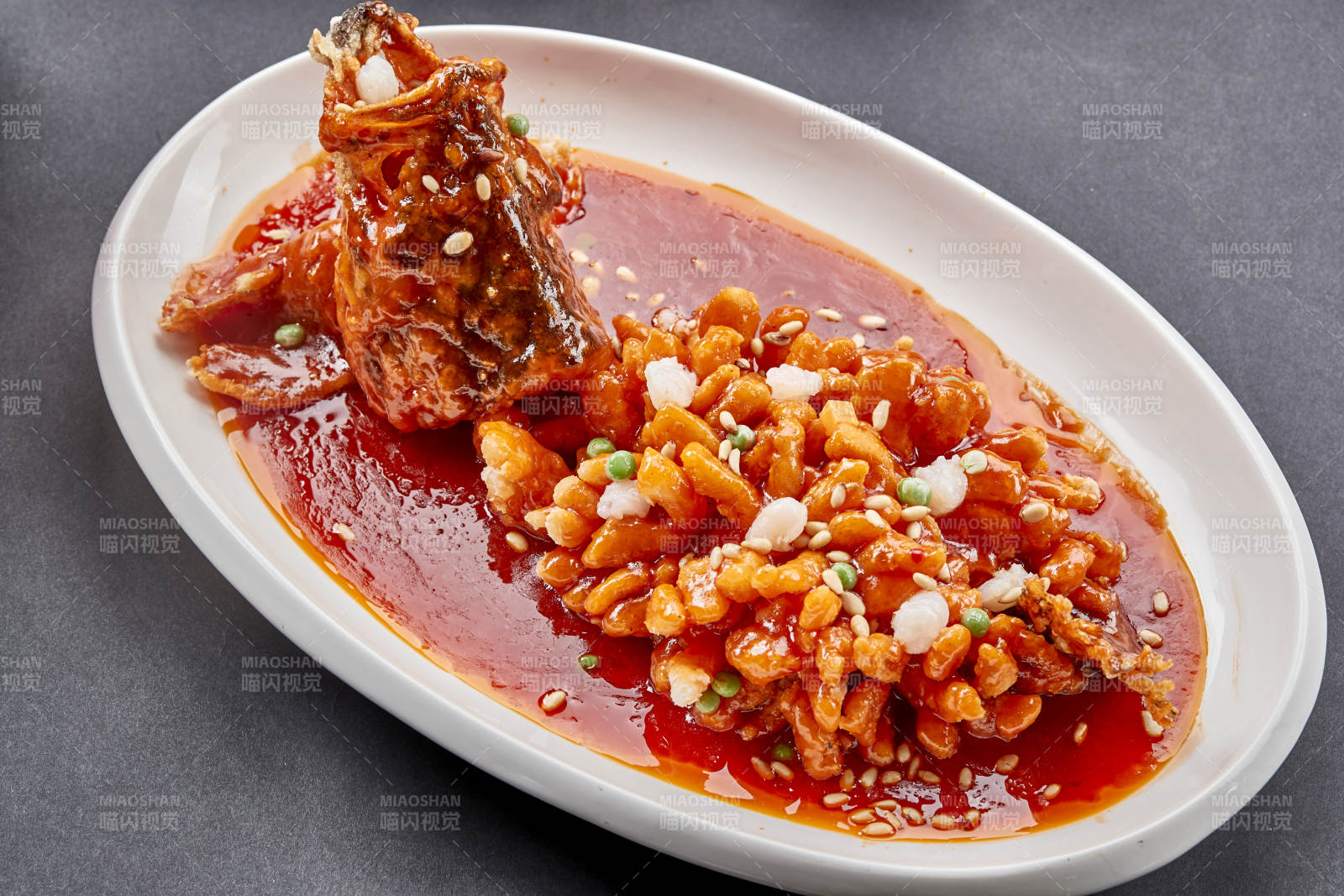 白色瓷盘装的红烧松鼠桂鱼图片