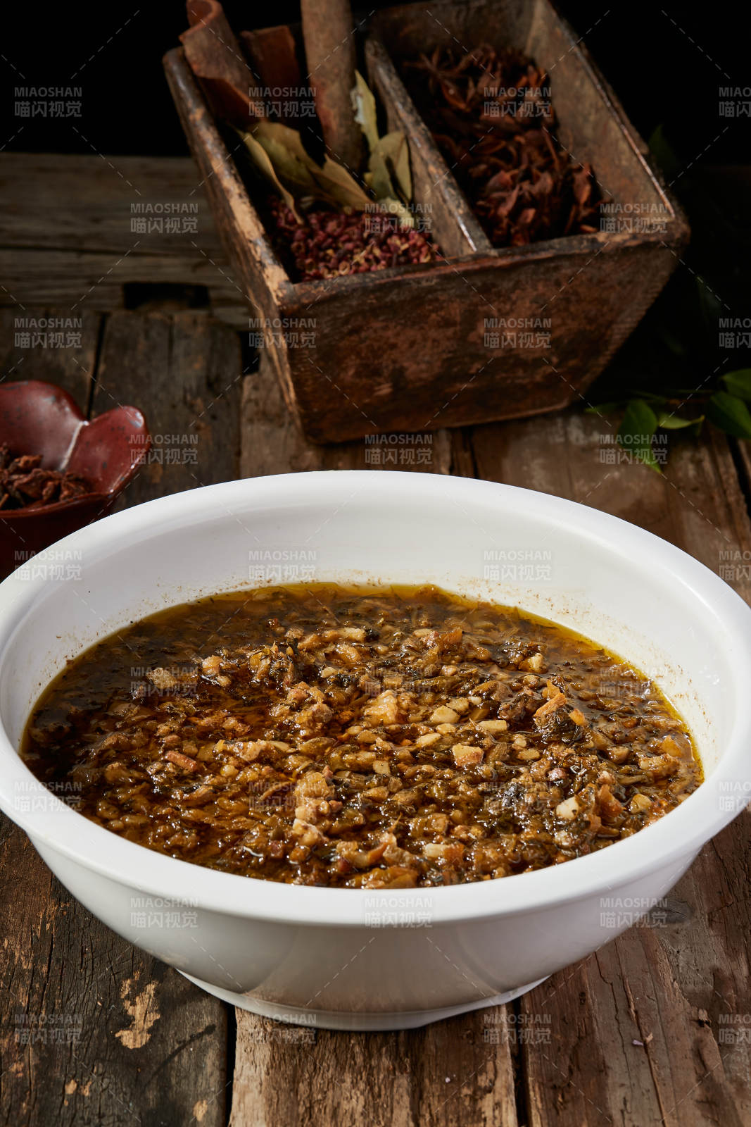 拌面吃的土豆酸菜猪肉卤图片