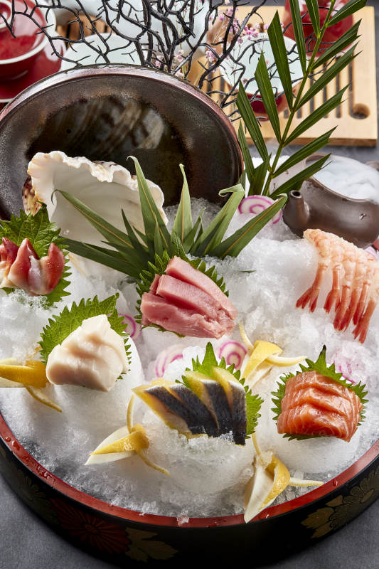 摆放精美的日本料理刺身拼盘图片