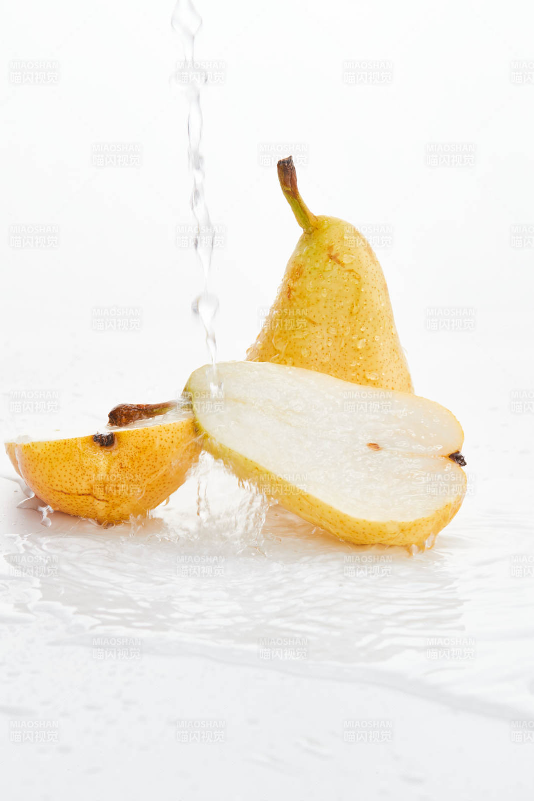 白色背景上摆放的新鲜水嫩香梨图片