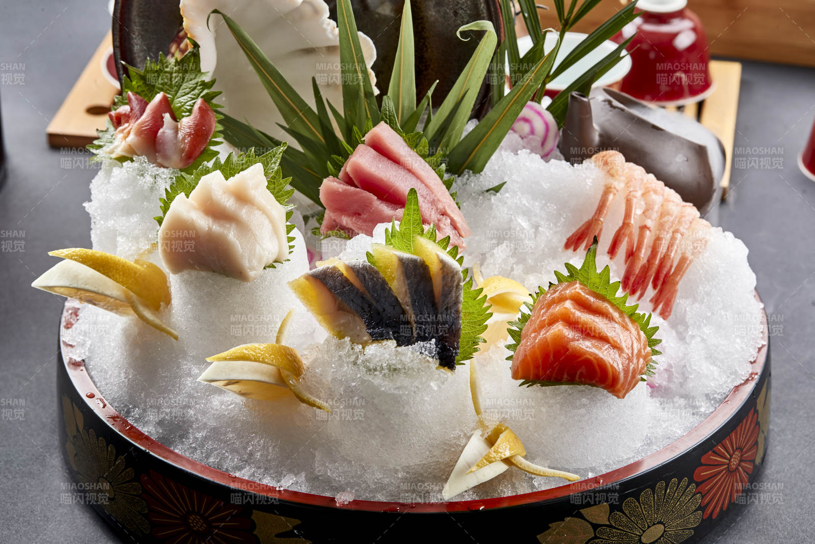 摆放精美的日本料理刺身拼盘图片