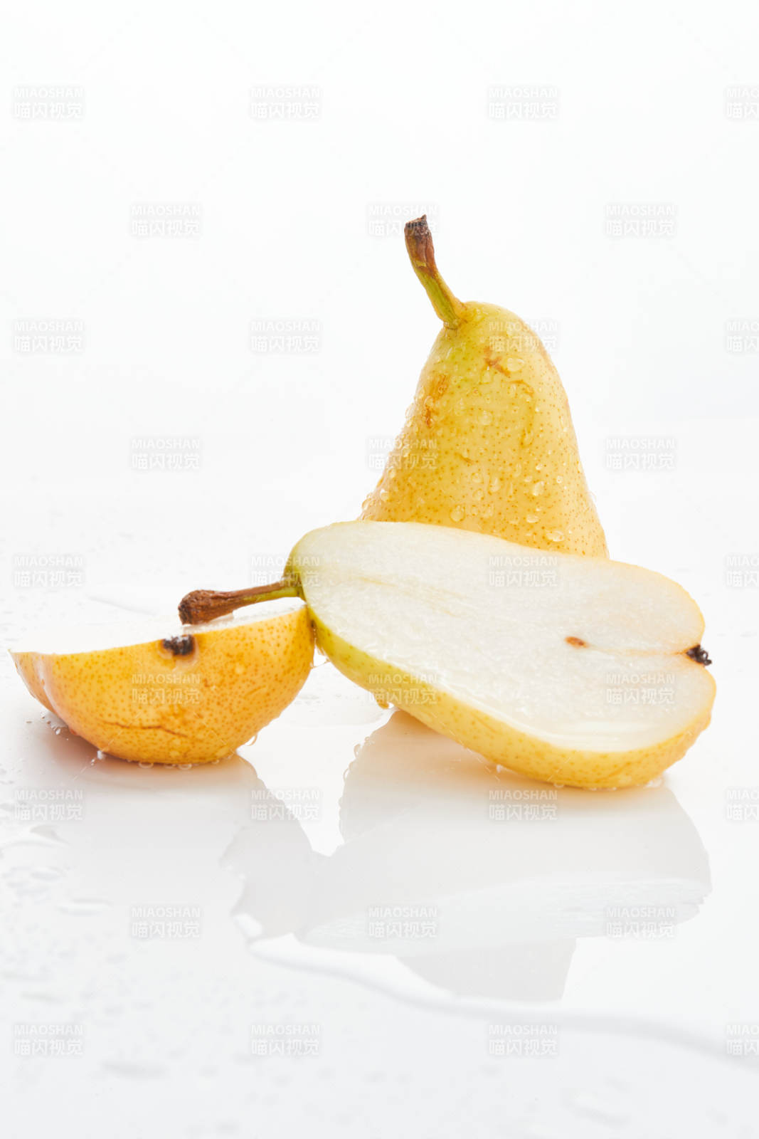 白色背景上摆放的新鲜水嫩香梨图片
