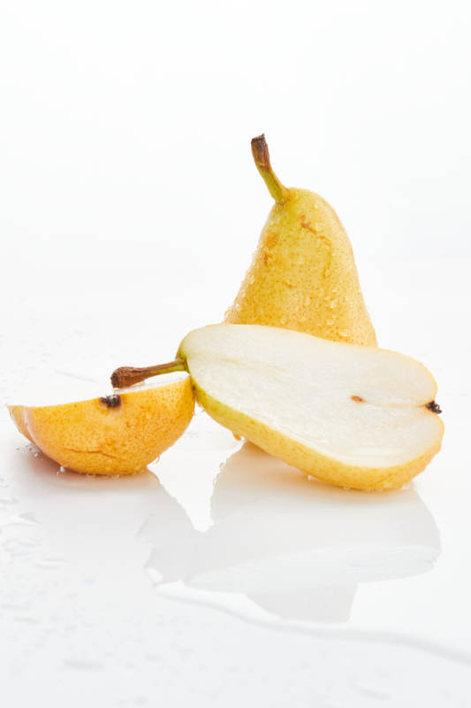 白色背景上摆放的新鲜水嫩香梨图片