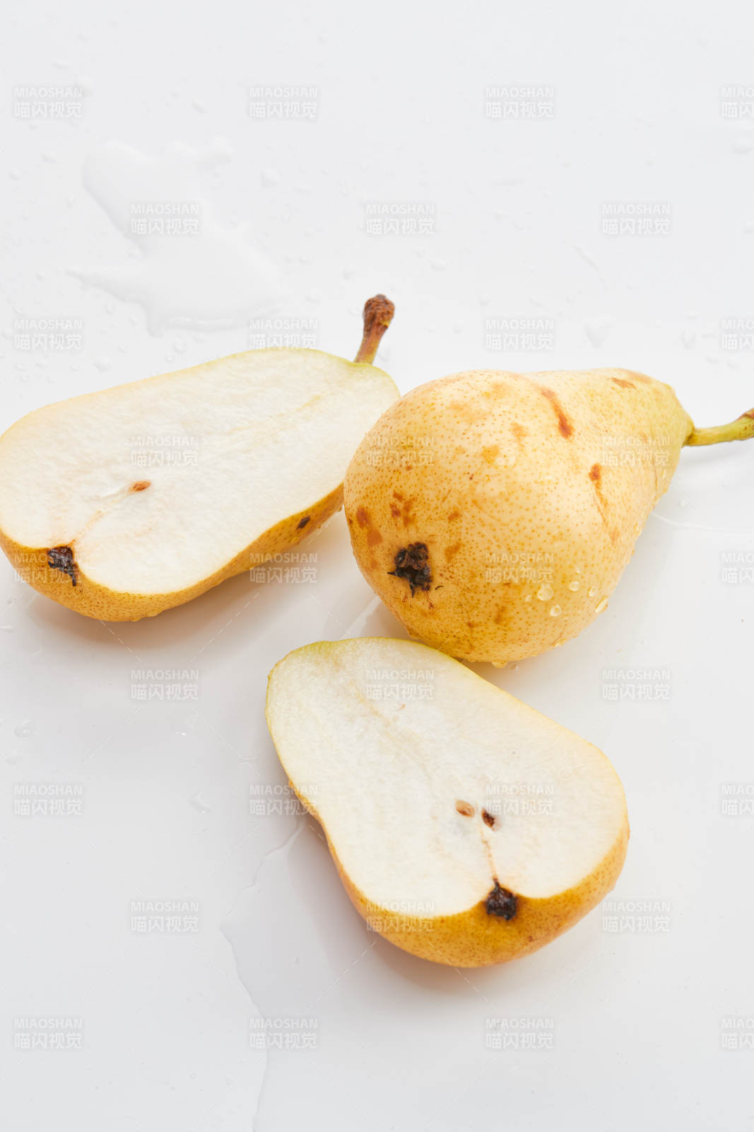 白色背景上摆放的新鲜水嫩香梨图片