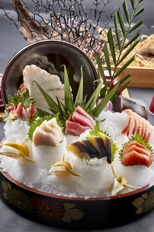 摆放精美的日本料理刺身拼盘图片