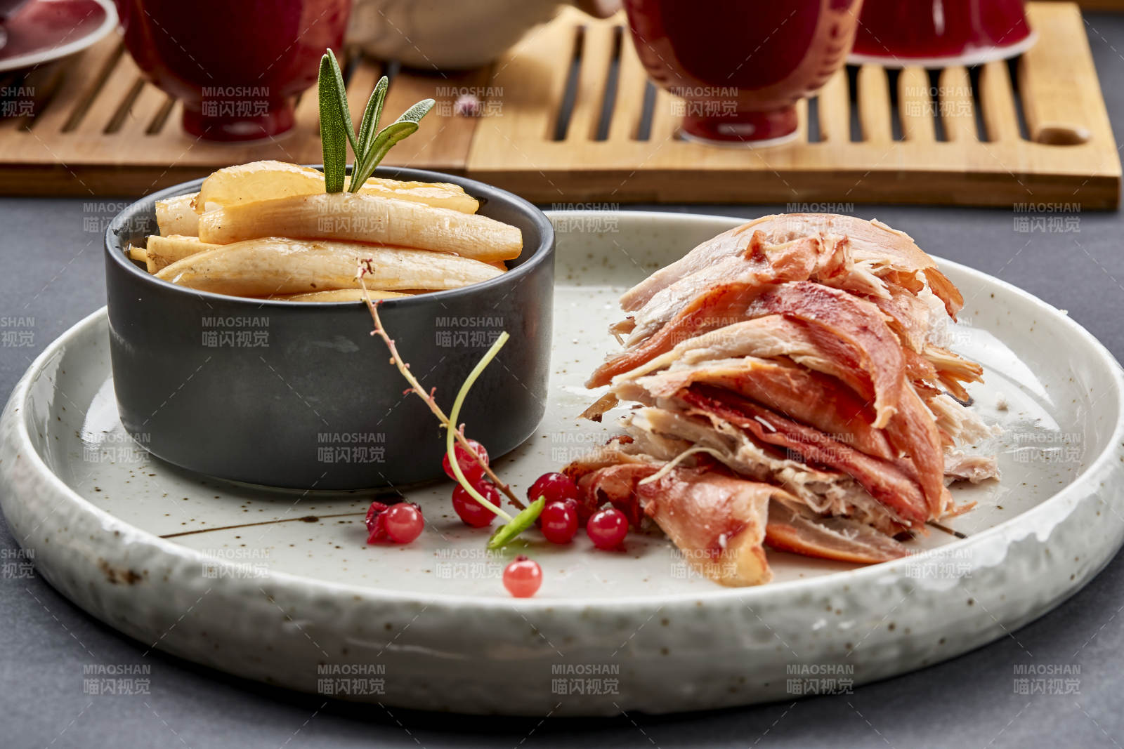 精美餐具装的腌萝卜配手撕熏兔图片