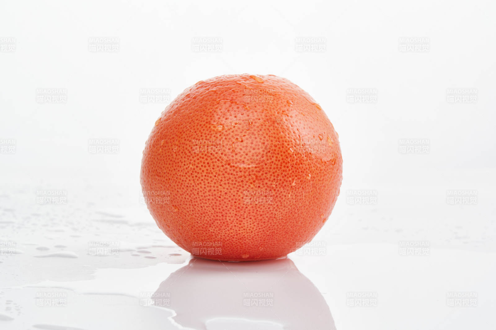 白色背景上摆放的新鲜血橙图片