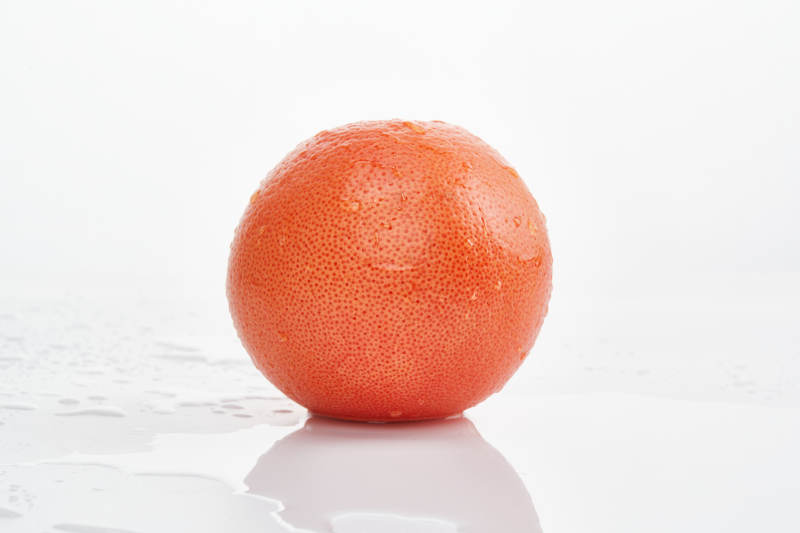 白色背景上摆放的新鲜血橙图片