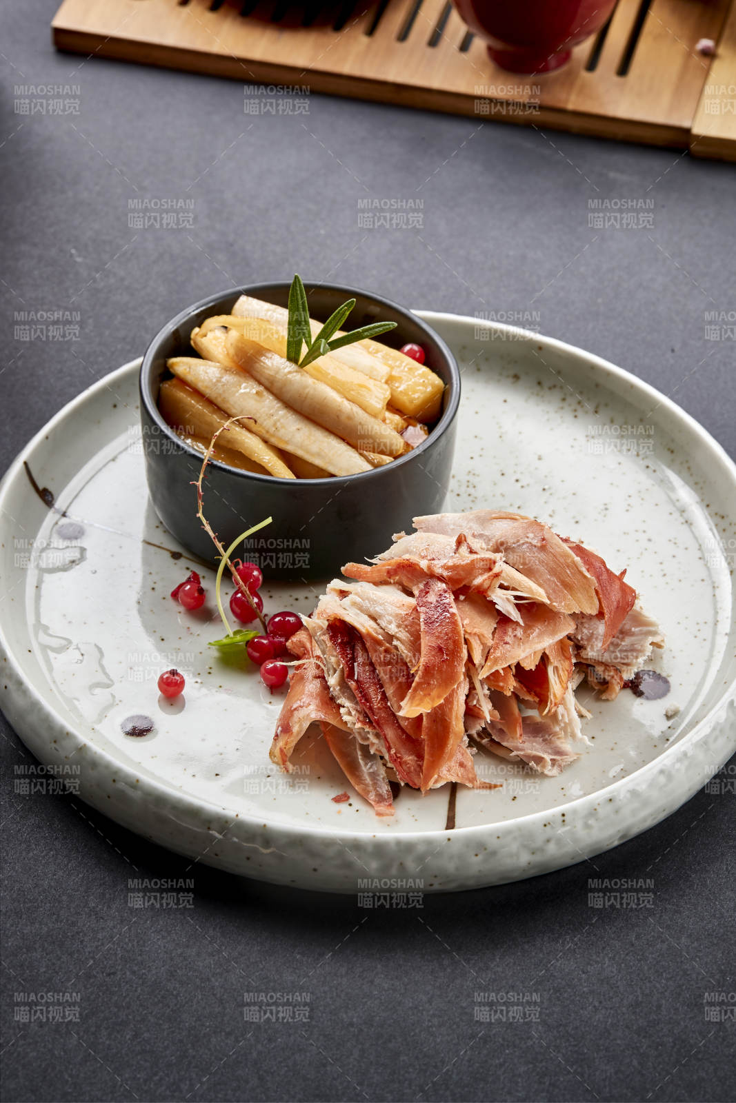 精美餐具装的腌萝卜配手撕熏兔图片