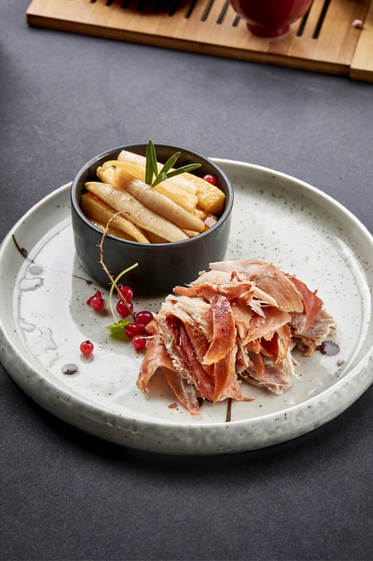 精美餐具装的腌萝卜配手撕熏兔图片