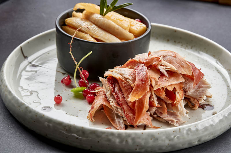 精美餐具装的腌萝卜配手撕熏兔图片