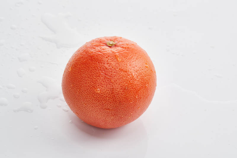 白色背景上摆放的新鲜血橙图片