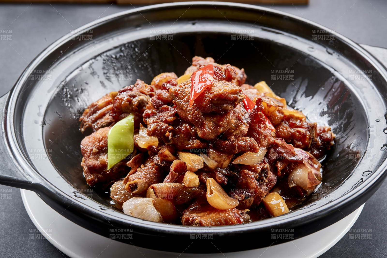 黑色砂锅装的红烧柴鸡煲红焖鸡块图片