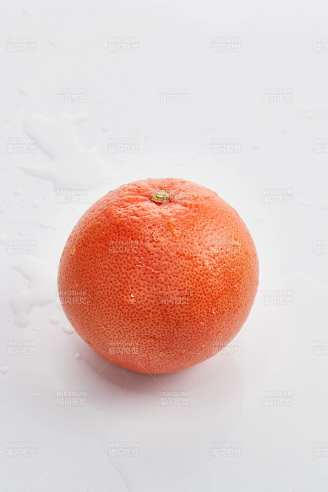 白色背景上摆放的新鲜血橙图片