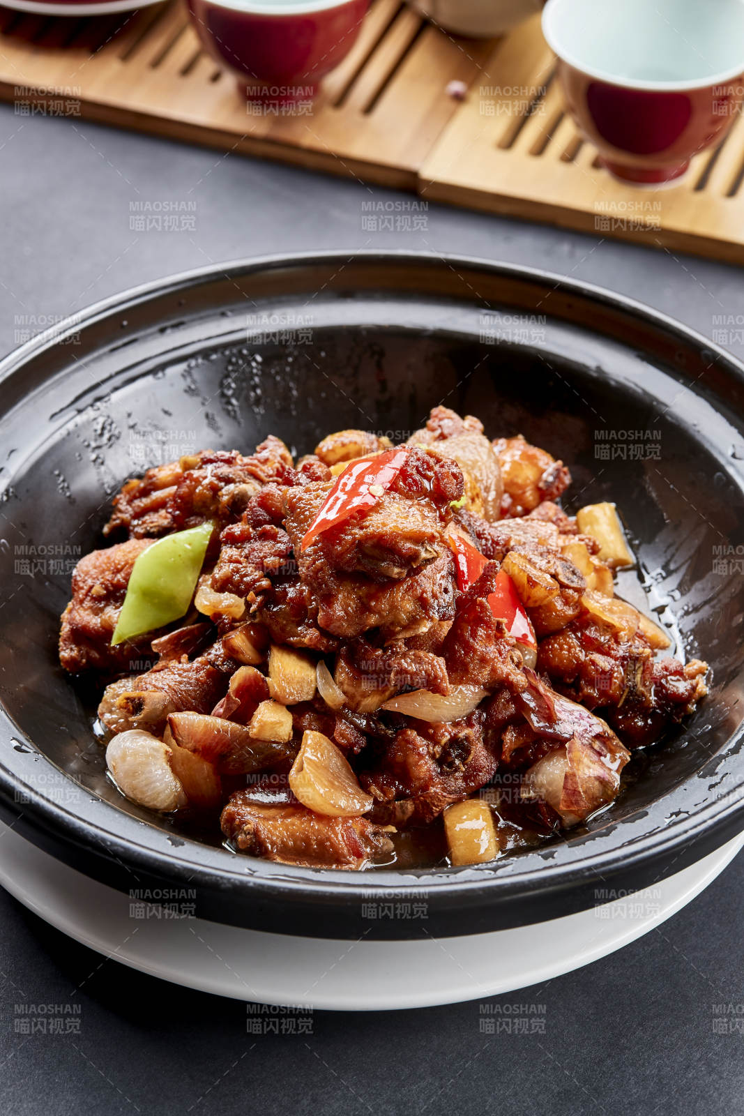 黑色砂锅装的红烧柴鸡煲红焖鸡块图片