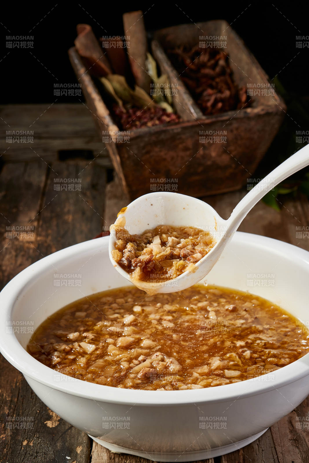 拌面吃的土豆酸菜猪肉卤图片