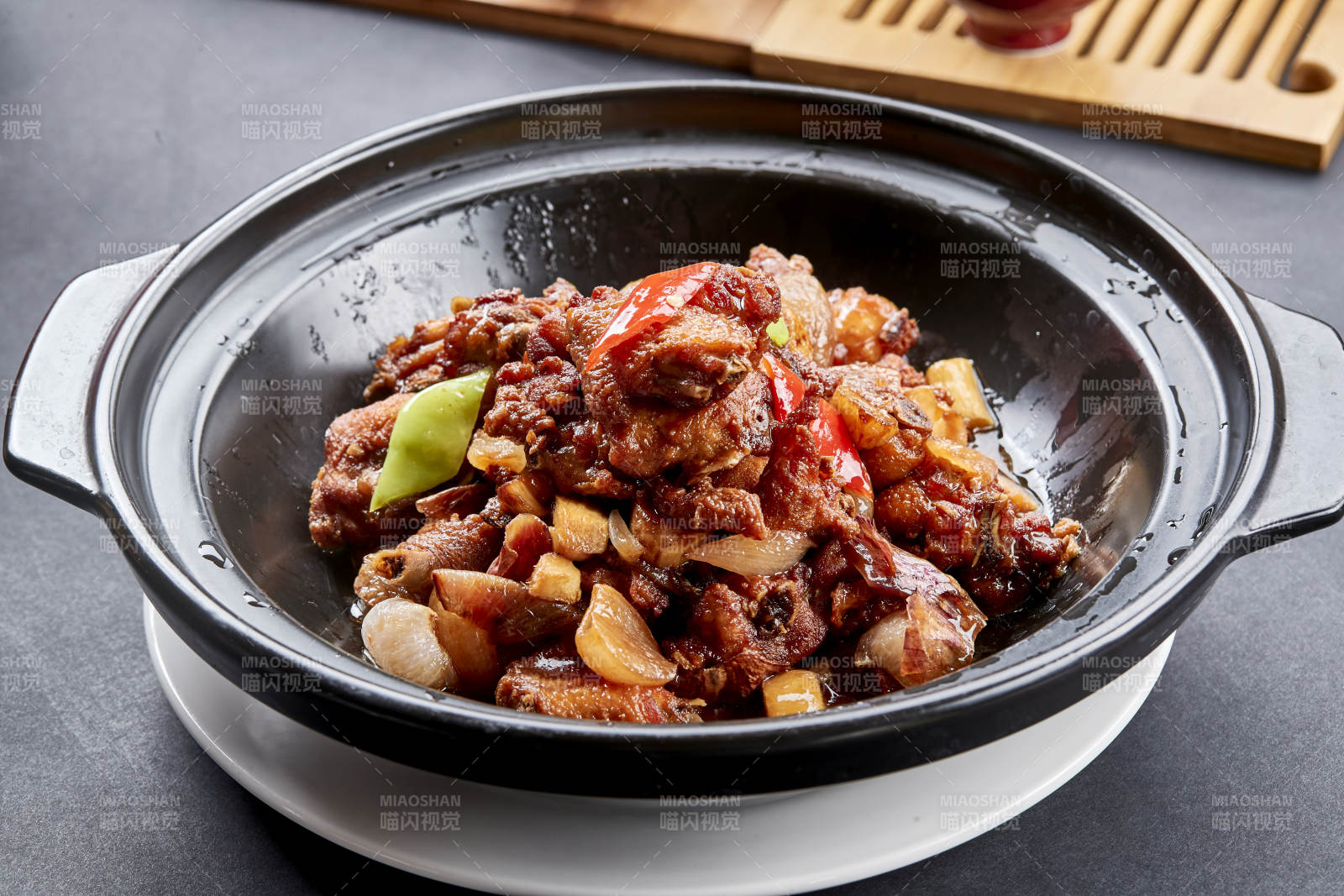 黑色砂锅装的红烧柴鸡煲红焖鸡块图片