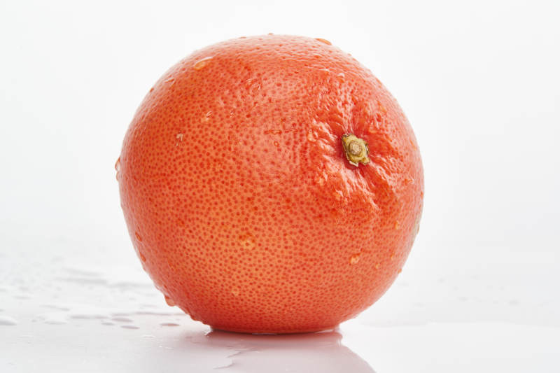 白色背景上摆放的新鲜血橙图片