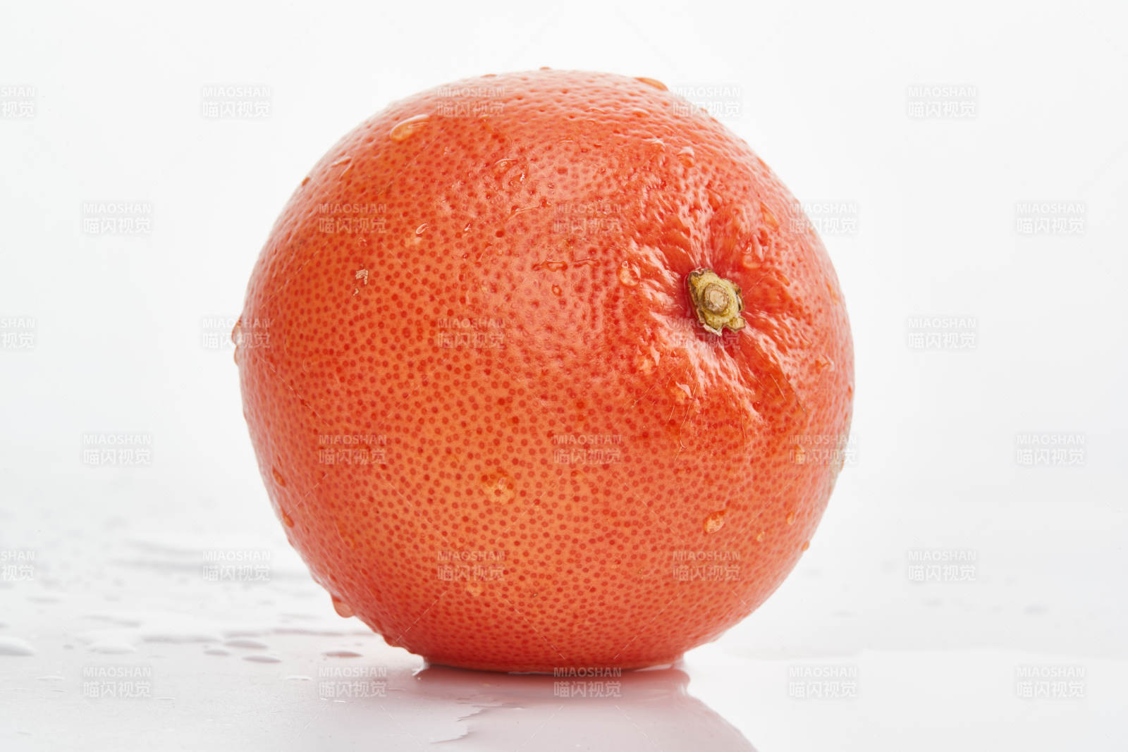 白色背景上摆放的新鲜血橙图片