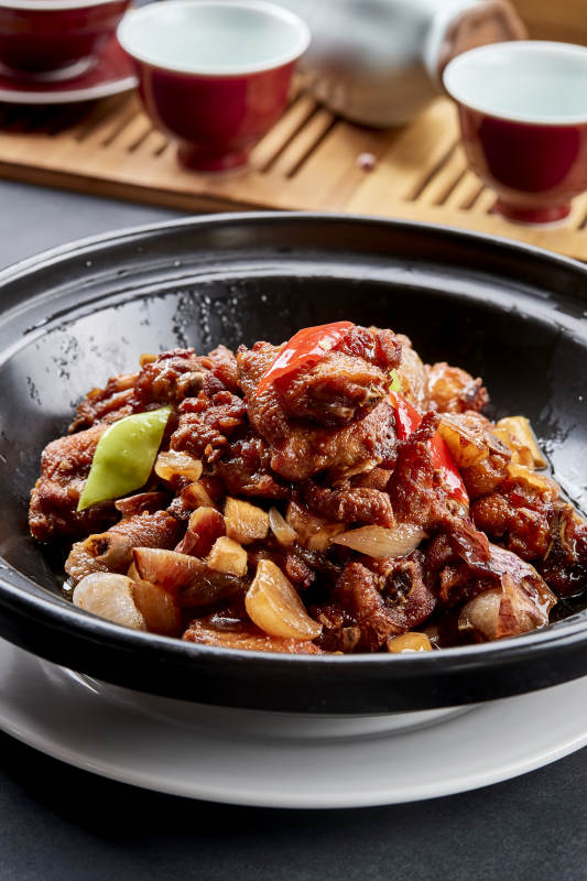 黑色砂锅装的红烧柴鸡煲红焖鸡块图片