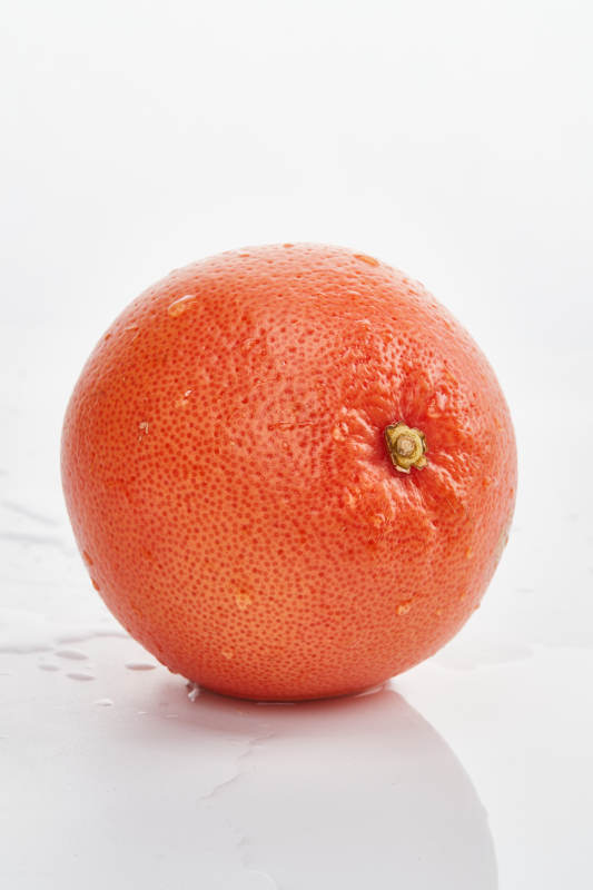 白色背景上摆放的新鲜血橙图片