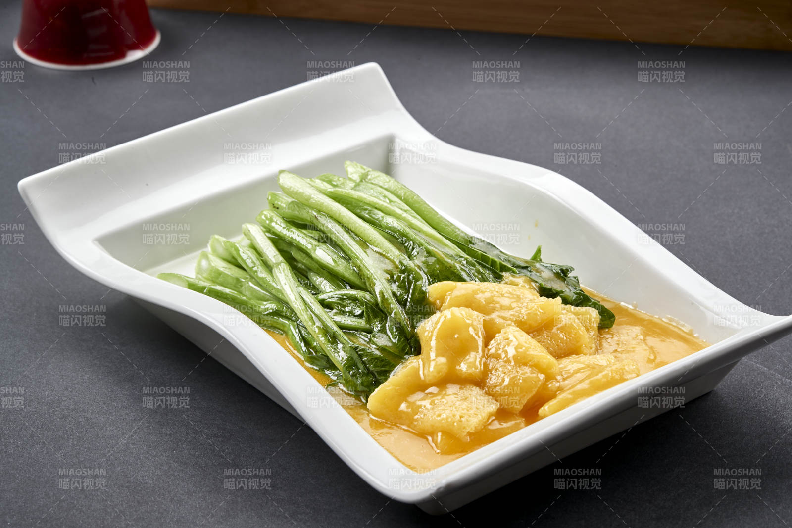 白色瓷盘装的浓汤竹荪烧菜心图片