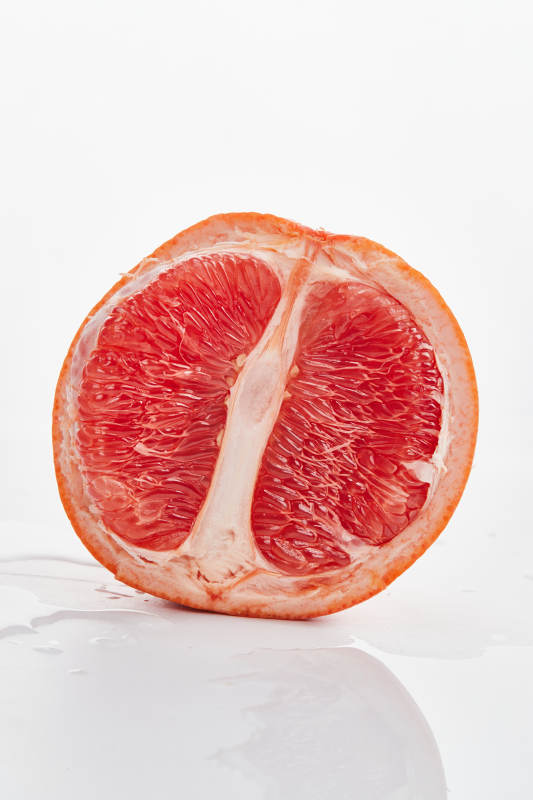白色背景上摆放的新鲜血橙图片