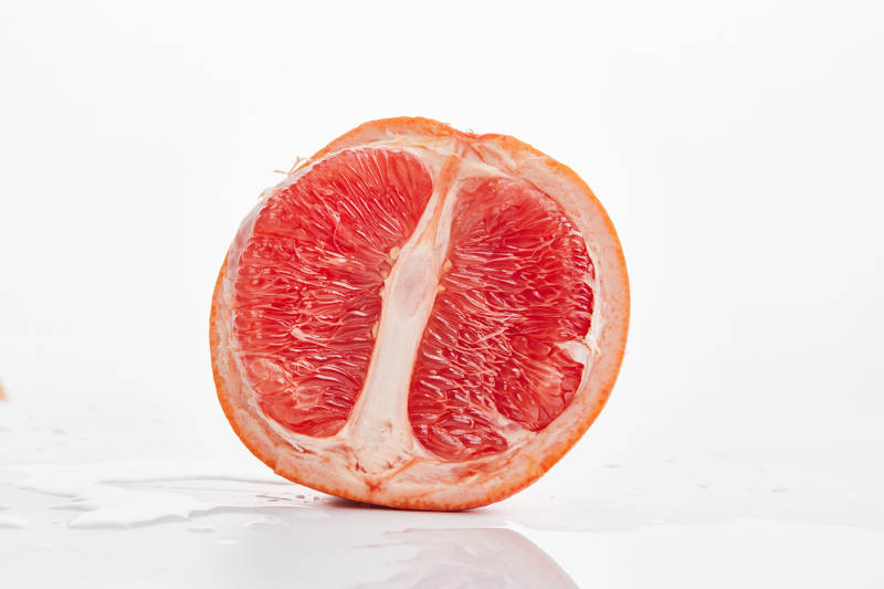 白色背景上摆放的新鲜血橙图片