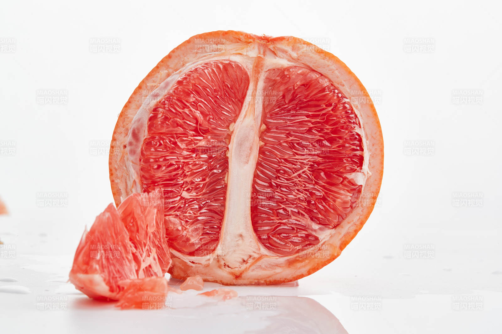 白色背景上摆放的新鲜血橙图片