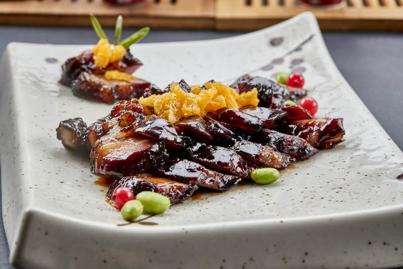 方形瓷盘装的蜜汁烧腊猪里脊肉图片