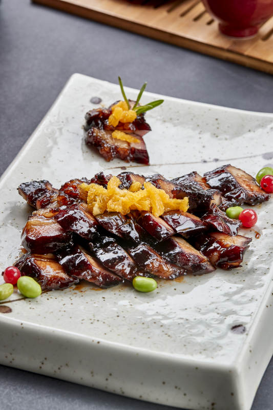 方形瓷盘装的蜜汁烧腊猪里脊肉图片