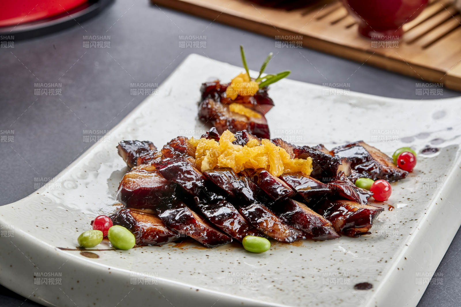 方形瓷盘装的蜜汁烧腊猪里脊肉图片