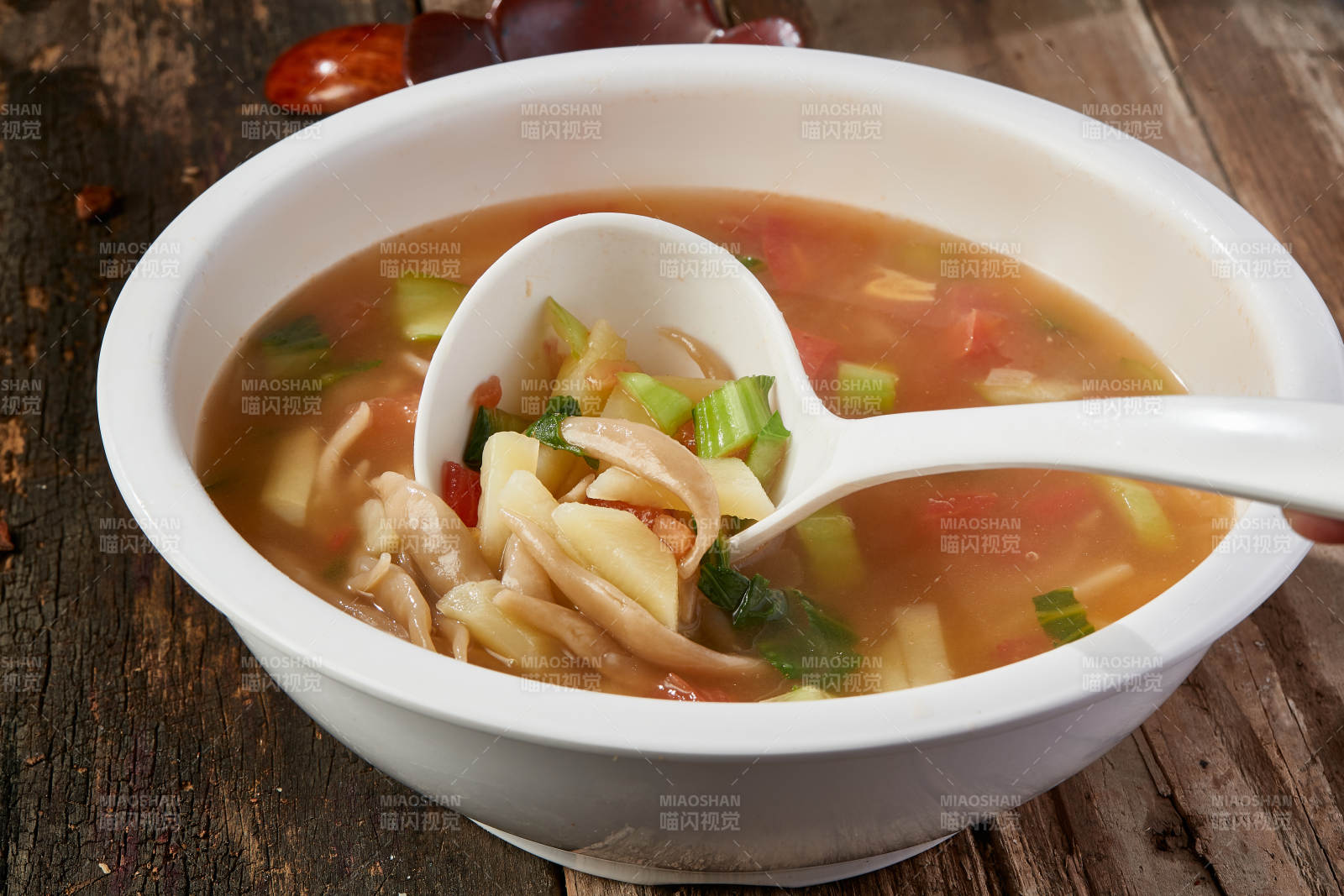 白色圆瓷盆装的酸菜土豆生下鱼图片